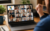 imagem mostra um homem sentado em frente a um notebook. na tela estão projetados os rostos de diversas pessoas em uma reunião virtual. noc anto superior esquerdo da tela do computador há um logo da Caixa Econômica Federal
