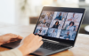Tela de computador com pessoas em reunião virtual