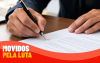 Imagem de uma pessoa assinando um documento