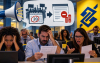 Imagem feita por inteligência artificial mostra bancários do Banco do Brasil contrariados enquanto olham para os seus holerites