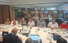 Imagem mostra representantes das financeiras e dos trabalhadores reunidos em torno de uma mesa