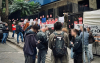 Imagem mostra empregados da Caixa Econômica Federal em frente ao prédio paralisado da Caixa na Liberdade (prédio da São Joaquim)