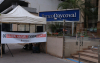 Imagem mostra faixa escrita "os trabalhadores exigem respeito" estendida em frente ao prédio do Daycoval e ao lado de uma placa com o logo do banco