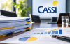 Imagem ilustrativa sobre o avanço das negociações da Cassi, com documentos e gráficos financeiros em azul e amarelo sobre uma mesa de reunião. Ao fundo, o logotipo da Cassi representa as discussões sobre a proposta de aporte extraordinário para recomposição das reservas da entidade.