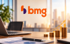 Imagem ilustrativa do PPR 2026 do Banco BMG, com logotipo do banco ao fundo e, sobre uma mesa de escritório, notebook, gráficos financeiros e pilhas de moedas em ordem crescente, simbolizando a participação nos resultados.