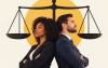 Imagem feita por ia mostra um homem branco e uma mulher negra, de costas um para o outro e apoiando as costas um sobre o outro. atrás deles há um círculo amarelo e uma balança 