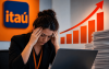 Imagem feita por inteligência artificial mostra uma mulher sentada levando as mãos à cabeça e com semblante preocupado. atrás dela, o  logo do itaú e um gráfico em barras indicando alta