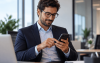 Imagem mostra homem mexendo em um telefone celular