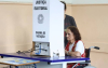 Senhora, em uma cadeira de rodas, votando