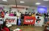 Foto mostra jovens de diversas categorias de trabalho de todo o país durante o Encontro Nacional de Juventude. Integrantes ostentam as bandeiras da CUT e do Sindicato dos Bancários de São Paulo, Osasco e região