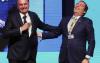 Bolsonaro e Pedro Guimarães apertam as mãos rindo