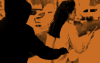 Imagem, em tons de laranja, de uma mulher sendo assaltada