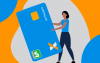 Arte com fundo nas cores laranja e azul, as mesmas da Caixa. Em primeiro plano, uma figura de uma mulher segura um cartão em tamanho gigante da Caixa Cartões com a bandeira VR