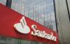 Fachada do banco Santander, com seu logo