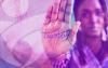 Arte na cor violeta composta pelo logo do Sindicato dos Bancários de São Paulo, Osasco e região, à direita, e por uma mulher negra com palma da mão aberta, onde se lê a palavra "Basta!"