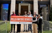 Em frente à sede do Master, dirigentes do Sindicato seguram faixa em que reivindicam o fim das demissões no banco