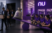Imagem mostra uma uma gangorra com trabalhadores na posição mais baixa e um saco de dinheiro na posição mais alta, em frente a uma fachada com um logo do nubank. no lado esquerdo há uma fila de trabalhadores com caixas nas mãos